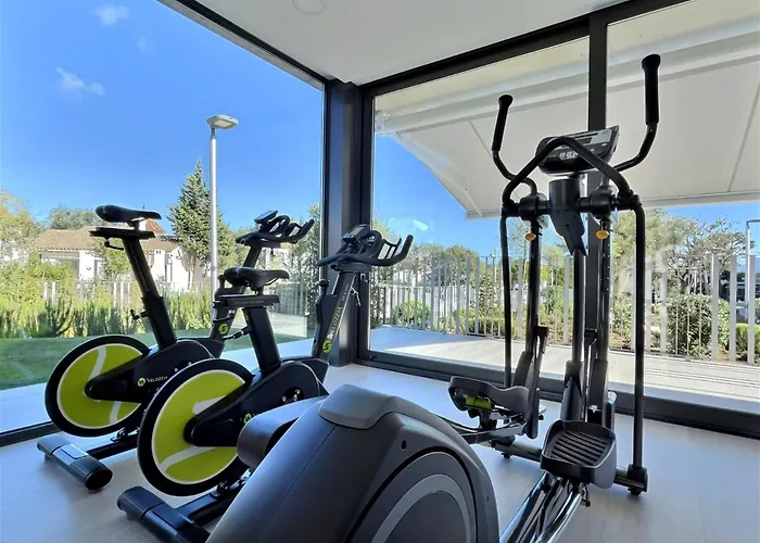San Roque Golf Club, Step Into Elegance With This 3-Bedroom Luxury Modern Townhouse Close To Sotogrande